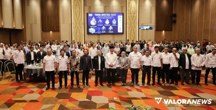 Gubernur Sumbar, Mahyeldi bersama Insannul Kamil (MKI Sumbar) foto bersama dengan peserta Forum Investasi 2025 yang digelar Masyarakat Ketenagalistrikan Indonesia (MKI) di Padang, Rabu. (humas)