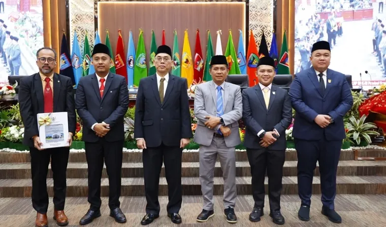 Kepala BPK RI Perwakilan Sumbar, Sudarminto Eko Putra foto bersama Wakil Gubernur Sumbar dan tiga orang pimpinan DPRD Sumbar beserta Sekwan, dalam rapat paripurna di Ruang Sidang Utama Gedung DPRD Sumbar, Jumat. (humas)