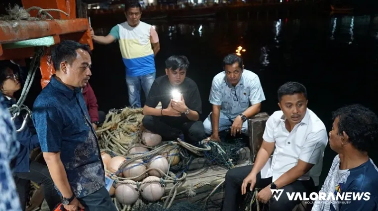 Wagub Sumbar, Vasko Ruseimy melihat langsung pukat harimau yang digunakan nelayan asal Sibolga saat menangkap ikan di perairan Pasaman Barat, Selasa. (humas)