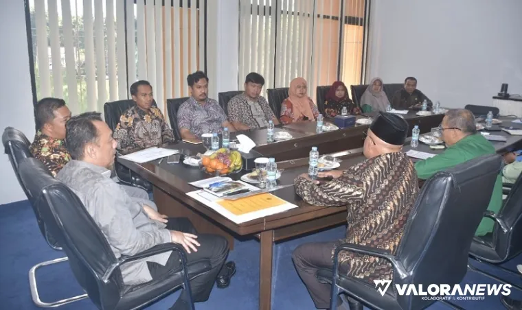 Wabup Agam, Muhammad Iqbal memimpin rapat exit meeting dengan tim pemeriksa BPK Perwakilan Provinsi Sumatera Barat, di aula kantor bupati Agam, Kamis. (humas)