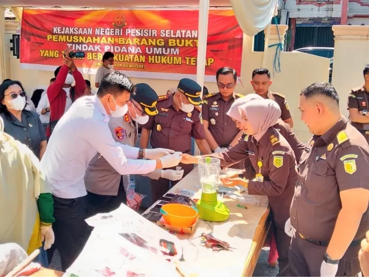 Kejaksaan Negeri Pesisir Selatan memusnahkan barang bukti hasil kejahatan dari 24 perkara pidana, yang sudah diputuskan telah berkekuatan hukum tetap, Rabu (21/5/2025). FOTO: tusrisep
