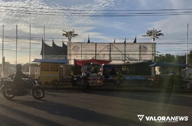 Puluhan PKL berjualan di depan sepanjang jalan  trotoar  depan rumah dinas bupati, kantor bupati, kantor kejaksaan hingga ke kantor pengadilan negeri Pasaman Barat. (robbi irwan)