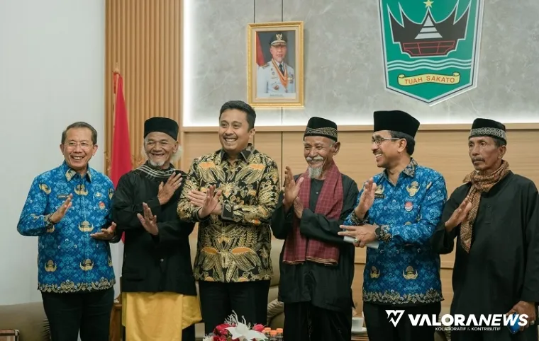 Wagub Sumbar, Vasko Ruseimy bersama tuo silek dan pimpinan OPD Sumbar. (humas)