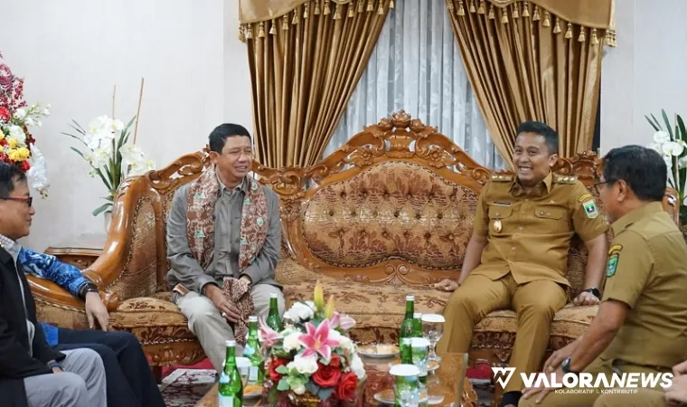 Wagub Sumbar, Vasko Ruseimy didampingi John Kenedy Azis (Bupati Padang Pariaman) menyambut kedatangan Kepala BNPB, Letjen TNI Suharyanto di VIP BIM, Selasa malam. (humas)