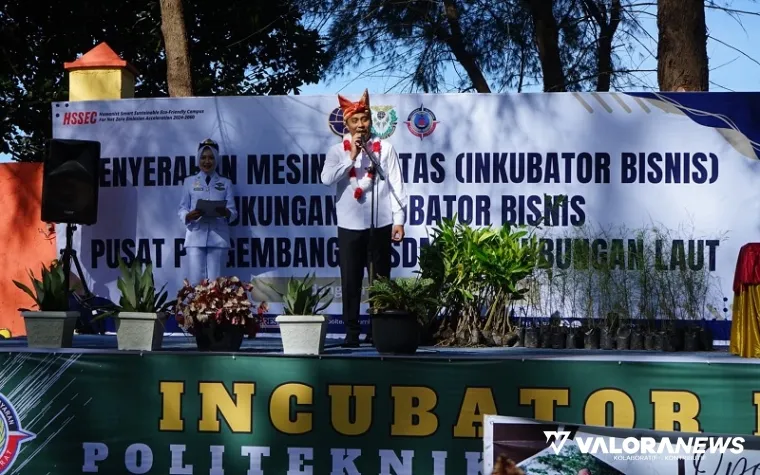 Wagub Sumbar, Vasko Ruseimy memberikan sambutan pada kegiatan wisuda taruna-taruni Poltekpel Sumbar di daerah Katapiang, Kabupaten Padang Pariaman, Kamis. (humas)