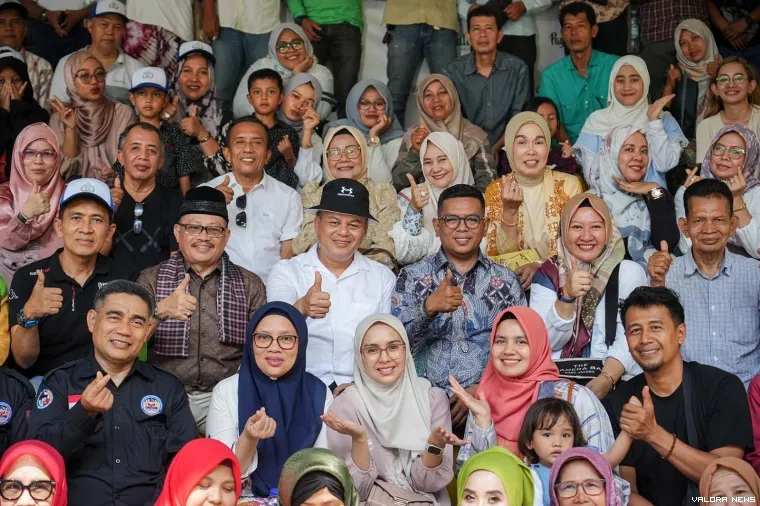 Gubernur Banten Andra Soni dan peserta Halal Bihalal IKP Jaya (Ikatan Keluarga Payobasuang - Jakarta Raya) berfoto bersama