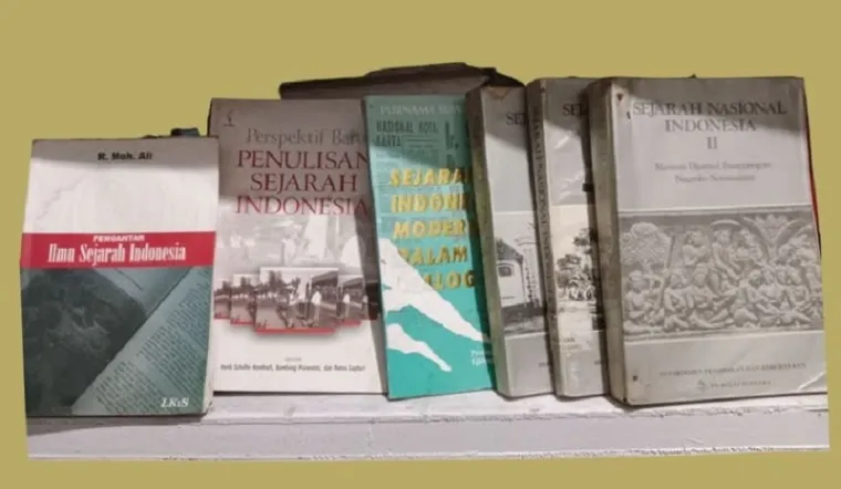 Ilustrasi Sejarah Harusnya Terus Ditulis; Bukan Ditulis Ulang!