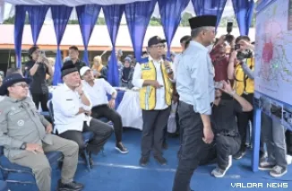 Menteri PUPR, Doddy Hanggodo mencermati peta daerah terdampak jika terjadi longsoran material vulkanik Gunung Marapi, saat kunjungan kerjanya ke Sumbar, Sabtu. (humas)