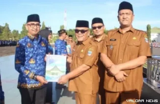 Bupati Pasaman Barat, Yulianto menyerahkan SK pengangkatan sebagai PPPK pada salah seorang pegawai, usai upacara di halaman kantor bupati, Selasa. (robbi irwan)