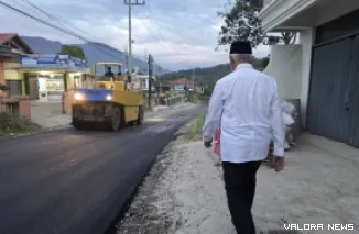 Gubernur Sumbar, Mahyeldi meninjau pengerjaan pengaspalan jalan segmen Padang Luar-Balingka yang rusak berat akibat dilewati kendaraan berbagai jenis pascaputusnya jalan Lembah Anai awal tahun 2024 lalu. (humas)