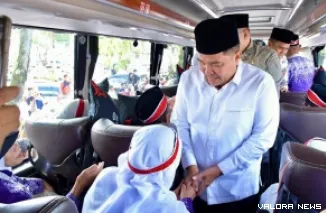 Bupati Agam, Benni Warlis menyalami jemaah calon haji asal daerah yang dipimpinnya itu, saat pelepasan di Mess Pemkab. Agam, Belakang Balok, Bukittinggi, Selasa. (humas)