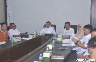 Bupati Agam, Benni Warlis pimpin rapat bersama Komisi Pengawasan Pupuk dan Pestisida (KP3) Kabupaten Agam dan perwakilan dari Pupuk Indonesia (PI) di Aula Kantor Bupati Agam, Rabu. (humas)