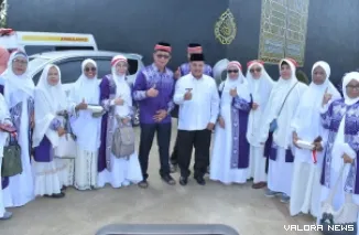 Bupati Agam, Benni Warlis foto bersama dengan sebagian jemaah yang akan berangkat ke tanah suci, usai dilepas di Surau Ka'bah, Nagari Panampuang, Kecamatan IV Angkek, Jumat. (humas)