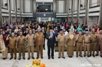 Gubernur Sumbar, Mahyeldi foto bersama usai mengambil sumpah jabatan 87 Kepala SMA/SMK/SLB se-Sumbar di aula kantor gubernur, Selasa. (humas)