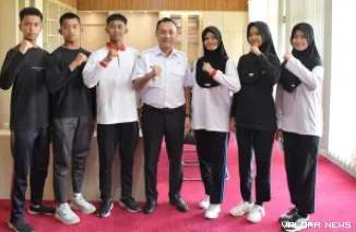 Wabup Agam, Muhammad Iqbal foto bersama dengan 6 siswa yang akan mengikuti seleksi tingkat provinsi sebagai calon Paskibaraka, di ruang kerja Wabup, Rabu. (humas)