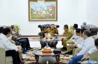 Bupati Agam, Benni Warlis dengarkan Sosialisasi Penguatan Elektronifikasi Transaksi Pemerintah Daerah (ETPD), Pinjaman Daerah dan Konversi Syariah bersama jajaran Bank Nagari di Rumah Dinas Bupati Agam, Selasa. (humas)