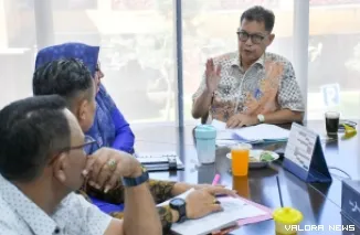 Kepala Badan Kesatuan Bangsa dan Politik (Kesbangpol), Bambang Warsito saat mengikuti rapat virtual percepatan pembentukan Satuan Tugas (Satgas) Terpadu Operasi Penanganan Premanisme dan Ormas Bermasalah oleh Kemendagri, Kamis. (humas)