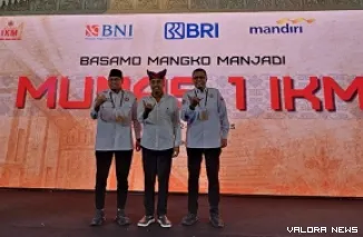 Wagub Sumbar, Vasko Ruseimy bersama Ketua IKM terpilih, Andre Rosiado dan Braditi Moulevey (ketua pelaksana Munas IKM) di Jakarta, Jumat malam. (humas)
