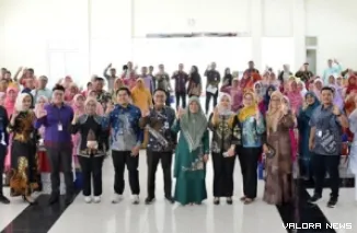 Staf Ahli Bupati Agam, Roza Syafdefianti foto bersama peserta sosialisasi Ketaspenan serta Produk Dana dan Kredit/Pembiayaan dari PT Bank Nagari di Balairung Rumah Dinas Bupati Agam, Kamis. (humas)