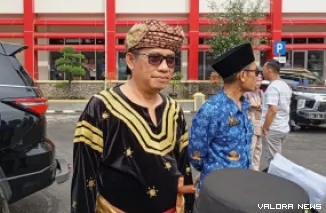 Wakil Ketua DPRD Sumatera Barat, Evi Yandri Rajo Budiman mengenakan pakaian adat seorang penghulu pada upacara peringatan Hardiknas Tahun 2025 di halaman Kantor Gubernur Sumatra Barat, Jumat. (humas)