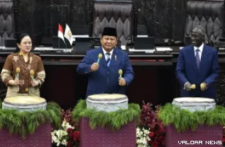 Presiden Prabowo Subianto, Ketua DPR RI, Puan Maharani dan Presiden Parlemen Pantai Gading, Adama Bictogo tabuhan gendang 'Tabuik' menandakan dibukanya Inaugural Conference Session of The 19th Session of The PUIC, di Jakarta, Rabu. (humas)