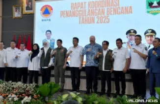 Bupati Agam, Benni Warlis foto bersama Kepala BNPB, Letjen TNI Suharyanto dan kepala daerah di Sumbr, usai rapat koordinasi Penanggulangan Bencana 2025, di Auditorium Gubernur Sumatera Barat, Rabu. (humas)