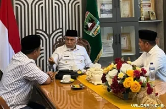 Gubernur Sumbar, Mahyeldi berdialog dengan Bupati Pasaman terpilih, Welly Suhery didampingi Donizar (anggota DPRD Sumbar dari PKB) di gubernuran, Selasa. (humas)