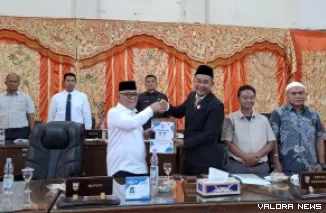 Bupati Pasbar, Yulianto menyerahkan draf Ranwal RPJM 2025-2030 pada rapat paripurna yang dipimpin Ketua DPRD Pasbar, Dirwansyah, Senin. (humas)