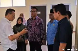 Direktur RSUD Dr Achmad Mochtar (RSAM) Bukittinggi, drg Busril menyambut kunjungan kerja Pansus LKPJ DPRD Provinsi Sumatera Barat, Rabu. (humas)