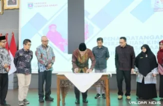 Gubernur Sumbar, Mahyeldi tandatangani Perjanjian Kinerja Pelaksanaan Inovasi Daerah Tahun 2025 usai Bimtek Strategi Pengembangan Inovasi dalam Rangka Penguatan Daya Saing Daerah dengan Metode Labinov, di Auditorium Istana Gubernur Sumbar, Kamis. (humas)
