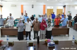 Kepala DLH Agam, Afniwirman foto bersama dengan peserta Konsultasi Publik Isu Prioritas DIKPLHD Tahun 2025 di aula Dinas Kesehatan Agam, Rabu. (humas)
