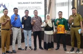 Kepala Sub Bagian Protokol dan Kehumasan Sekretariat DPRD Sumbar, Dahrul Idris foto bersama pimpinan dan anggota DPRD Agam yang tengah membahas LKPj Kepala Daerah Tahun 2024, di ruang rapat khusus 2, Selasa. (humas)