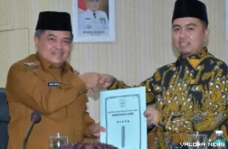 Ketua DPRD Agam, Ilham serahkan catatan dan rekomendasi terkait LKPj Tahun 2024 pada Bupati Agam, Benni Warlis pada rapat paripurna, Selasa. (humas)