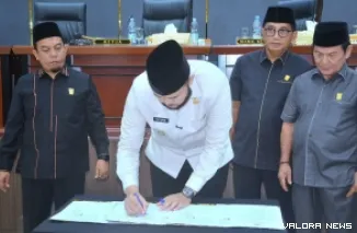 Ketua DPRD Padang, Muharlion didampingi wakil ketua, Mastilizal Aye dan Osman Ayub, menyaksikan Wako Padang, Fadly Amran menandatangani kesepakatan 3 Ranperda  pada rapat paripurna, Jumat sore. (humas)