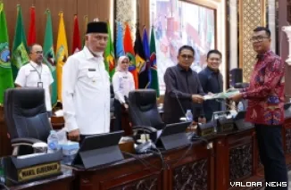 Ketua Pansus LKPj Sumbar Tahun 2024, Abdul Rahman menyerahkan hasil pembahasan berupa catatan dan rekomendasi pada Wakil Ketua DPRD Sumbar, Evi Yandri disaksikan Gubernur Sumbar, Mahyeldi dalam rapat paripurna, Rabu. (humas)