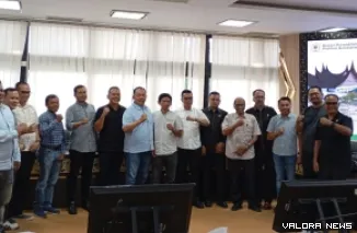 Gabungan Komisi I, II dan III DPRD Solok Selatan foto bersama dengan Ketua Tim Pakar DPRD Sumatera Barat, HM Nurnas usai konsultasi di ruang khusus 1, Kamis. (humas)