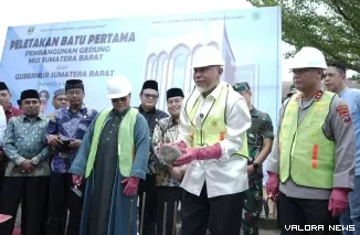 Gubernur Sumbar, Mahyeldi disaksikan Gusrizal Gazahar (Ketua MUI Sumbar) beserta jajaran pengurus dan Forkopimda, meletakan batu pertama pembangunan kantor MUI di kompel Masjid Raya, Jumat. (humas)