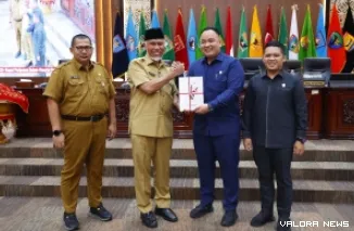 Wakil Ketua DPRD Sumbar, Nanda Satria didampingi M Iqra Chissa menerima draf RPJMD 2025-2030 dari Gubernur Sumbar, Mahyeldi didampingi Medi Iswandi (Kepala Bapeda) pada rapat paripurna, Selasa. (humas)