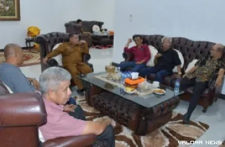 Bupati Agam, Benni Warlis berdialog santai dengan jajaran pengurus IKAB Tanah Datar di Rumah Dinas Bupati Agam, Padang Baru, Lubuk Basung, Senin. (humas)