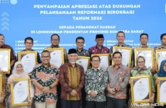 Gubernur Sumbar, Mahyeldi foto bersama dengan Kepala OPD yang dinobatkan sebagai yang terbaik dalam reformasi birokrasi. Penghargaan diberikan disela rapat evaluasi kinerja bulanan, di auditorium gubernuran, Kamis malam. (humas)