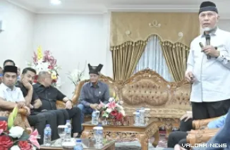 Gubernur Sumbar, Mahyeldi paparkan sejumlah proyek strategis di Sumbar yang skema pelaksanaanya jadi kewenangan pemerintah pusat pada Menteri PU, Dody Hanggodo di VIP BIM, Jumat malam. (humas)