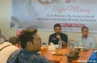 Kepala OJK Sumbar, Roni Nazra memberikan keterangan pers tentang kinerja sektor jasa keuangan triwulan I 2025, di Padang, Rabu. (veri rikiyanto)