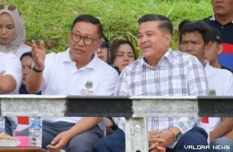 Bupati Agam, Benni Warlis dan Ramlan Nurmatias (Wako Bukittinggi) berdialog santai sembari menikmati ivent pacu kuda di Lapangan Ambacang, Ahad. (humas)