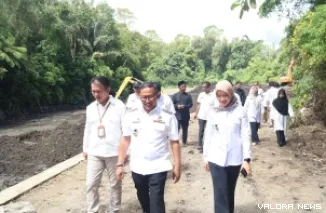 Wako Bukittinggi, Ramlan Nurmatias meninjau pengerukan sedimen di Tabek Gadang, yang merupakan salah satu sumber air baku PDAM Tirta Jam Gadang, kemarin. (hamriadi)