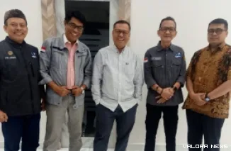 Anggota Dewan Pers, Atmaji Sapto Anggoro, foto bersama poengurus PJS dan ASWIN di hall Dewan Pers, Rabu (30/04/2025). (humas)