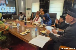 Gubernur Sumbar, Mahyeldi membuka webinar nasional bertajuk "LPDP Hadir untuk Negeri: Pendidikan Berkualitas, ASN Berdaya Saing, Daerah Maju, Indonesia Makmur," di Padang Jumat. (humas)