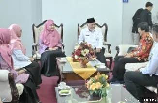 Gubernur Sumbar, Mahyeldi didampingi Harneli Bahar (Ketua P2TP2A) dialog dengan Prof Seto Mulyadi jelang pembukaan Rakor dan Peningkatan Kapasitas Pengurus P2TP2A se-Sumatera Barat, di Auditorium Gubernuran, Rabu. (humas)