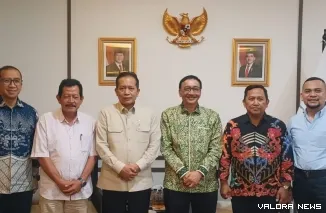Bupati Pesisir Selatan Hendrajoni (ke tiga dari kanan) dan Wakil Menteri Koperasi Ferry Juliantono, di Kantor Kementerian Koperasi, Jumat (2/5/2025). FOTO: Dok Bagian Prokopim Pemkab Pessel