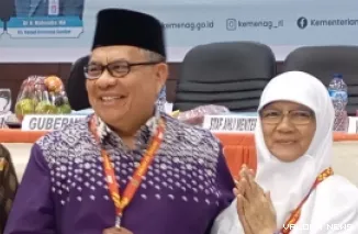 Ketua DPRD Sumbar, Muhidi dan istri, berangkat haji yang tergabung dalam Kloter I Padang. Masuk asrama Jumat siang. (humas)