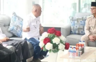 Wawako Bukittinggi, Ibnu Azis berdialog dengan Ketua PMI Bukittinggi, Chairunas beserta jajaran, di kantor Wakil Wali Kota Bukittinggi, Kamis. (humas)